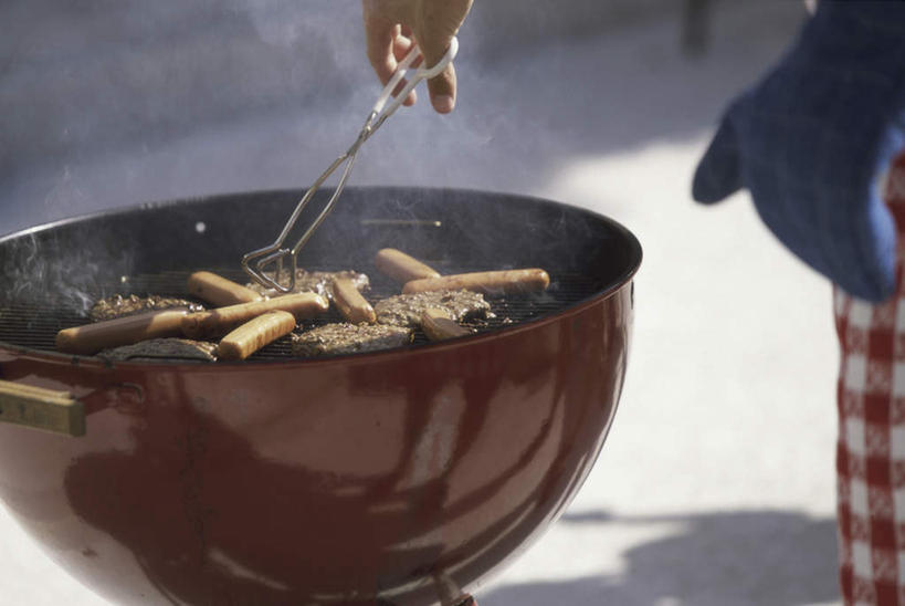 西方人,一个人,站,横图,室外,白天,正面,烧烤,欧洲,欧洲人,仅一个年轻女性,仅一个女性,仅一个人,握,阴影,服装,朦胧,模糊,反射,影子,肉,香肠,牛肉,烤架,腊肠,烤肉,拿,拿着,休闲装,肉类,衣服,夹子,站着,休闲,休闲服,铁架,握着,服饰,肉食,食品夹,食物夹,面包夹,意粉夹,年轻女性,女人,女性,白种人,站立,半身,彩图