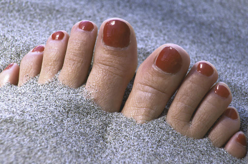 西方人,腿部,脚,脚趾,脚趾甲,腿,一个人,横图,俯视,室外,特写,白天,沙漠,欧洲,欧洲人,仅一个年轻女性,仅一个女性,仅一个人,装饰,指甲油,光脚,红色,赤脚,华丽,修饰,点缀,衬托,美观,雅致,雅观,年轻女性,女人,女性,白种人,脚指甲,大漠,砂漠,半身,彩图,高角度拍摄