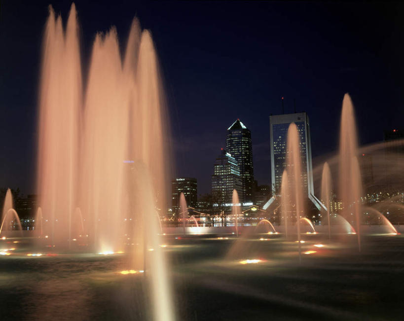 无人,高楼大厦,横图,室外,夜晚,正面,度假,美景,水,城市风光,城市,大厦,建筑,摩天大楼,喷泉,照明,美国,飞溅,溅,液体,景观,水滴,灯光,文化,娱乐,灯,水珠,灯具,品味,享受,休闲,景色,放松,照亮,北美,北美洲,照明设备,喷洒,美洲,水景,地灯,佛罗里达,佛罗里达州,杰克逊维尔,佛州,阳光州,北亚美利加洲,亚美利加洲,美观,地埋灯,设计,彩图,大楼,高层建筑,高楼,摩天楼