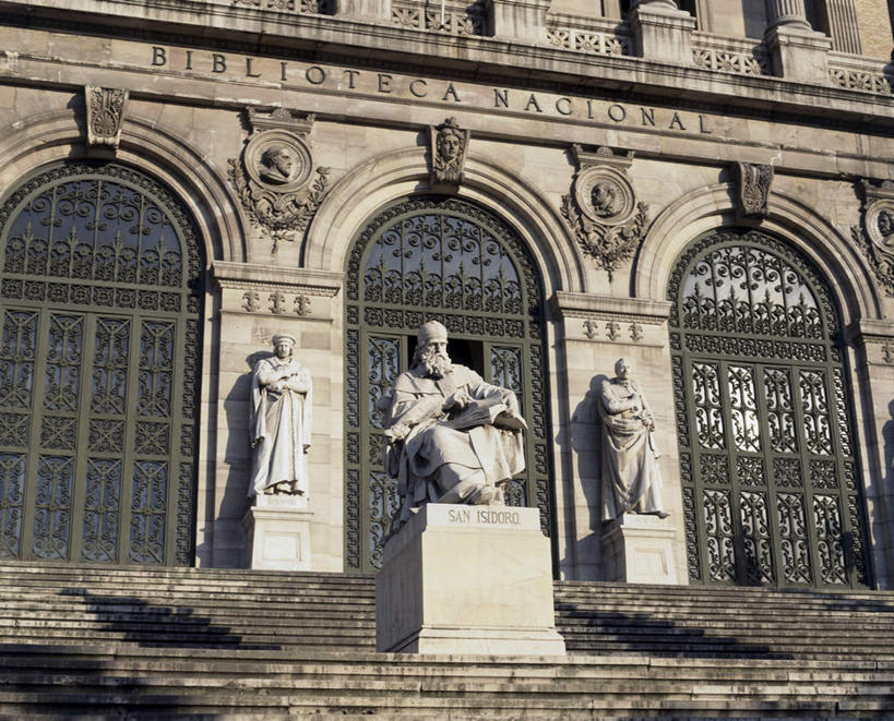 西方人,无人,三个人,图书馆,站,坐,盘腿,横图,室外,白天,仰视,民族服装,旅游,度假,名胜古迹,楼梯,标志建筑,地标,建筑,雕塑,希腊,欧洲,欧洲人,遗迹,艺术,装饰,雕刻,雕像,阶梯,首都,注视,古迹,文物,娱乐,建设,古建筑,石雕,台阶,工艺品,观察,看,站着,享受,休闲,旅游胜地,放松,观看,纪念,美术,察看,关注,主题,陈列,雅典,古文明,浏览室,希腊国家图书馆,希腊共和国,功能,美学,阿提卡,阿提卡大区,男人,男性,中年男性,白种人,盘腿而坐,盘膝,盘着腿的,盘着腿坐,双腿交叉,站立,坐着,彩图,低角度拍摄,全身,传统服装,民俗服,书库,图书库,阅览室