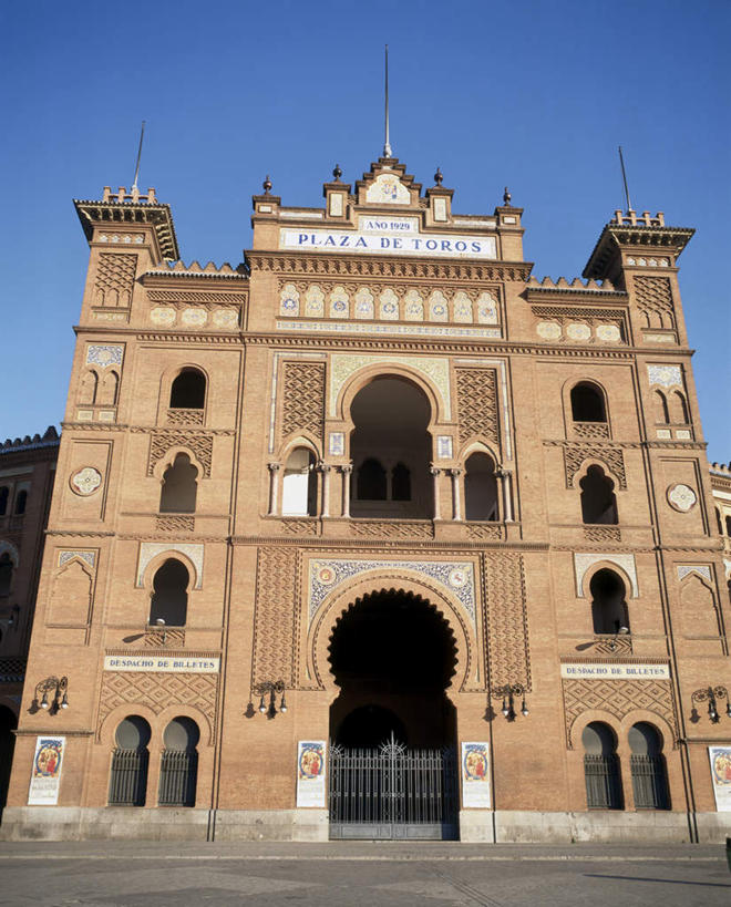 无人,竖图,室外,白天,仰视,旅游,度假,名胜古迹,窗户,落地窗,门,标志建筑,地标,建筑,西班牙,欧洲,阴影,遗迹,光线,影子,墙,古迹,文物,娱乐,建设,古建筑,萨拉曼卡,斗牛场,玻璃窗,墙壁,墙面,蓝色,蓝天,天空,阳光,门框,天,享受,休闲,橙色,旅游胜地,放松,晴朗,南欧,古文明,拉斯班塔斯斗牛场,万里无云,西班牙王国,晴空,晴空万里,彩图,低角度拍摄