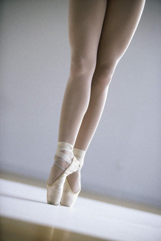 西方人,一个人,站,竖图,室内,白天,白色背景,跳舞,芭蕾,鞋子,欧洲,欧洲人,仅一个年轻女性,仅一个女性,仅一个人,阴影,反射,影子,背面,站着,摄影,影棚,踮,舞鞋,芭蕾舞鞋,舞姿,芭蕾鞋,足尖鞋,踮着,芭蕾舞,年轻女性,女人,女性,白种人,站立,半身,彩图,影棚拍摄,拍摄,舞蹈
