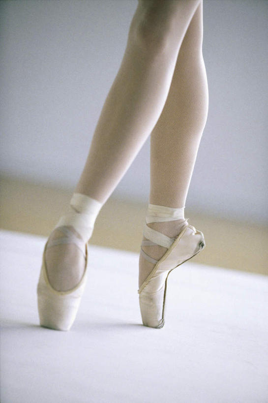 西方人,一个人,站,竖图,室内,白天,白色背景,侧面,跳舞,芭蕾,鞋子,欧洲,欧洲人,仅一个年轻女性,仅一个女性,仅一个人,阴影,反射,影子,站着,摄影,影棚,踮,舞鞋,芭蕾舞鞋,舞姿,芭蕾鞋,足尖鞋,踮着,芭蕾舞,年轻女性,女人,女性,白种人,站立,半身,彩图,影棚拍摄,拍摄,舞蹈