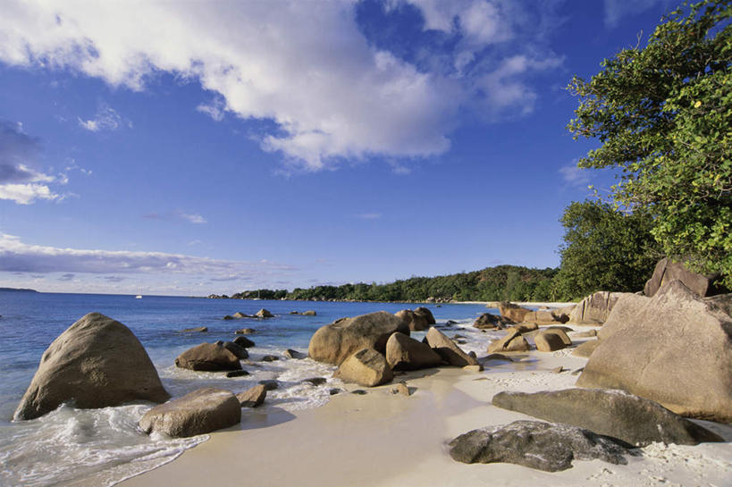 无人,横图,室外,白天,正面,旅游,度假,海浪,海洋,石头,美景,沙滩,树林,植物,非洲,塞舌尔,沙子,石子,海岸,景观,浪花,水平线,云,云朵,辽阔,海平线,沙地,云彩,娱乐,树,树木,蓝色,绿色,白云,蓝天,天空,自然,海水,天,享受,休闲,广阔,景色,放松,生长,晴朗,成长,一望无际,自然风光,海景,塞舌尔共和国,阿非利加洲,东非,无边无际,一马平川,普拉斯林岛,大海,风浪,海,海水的波动,海滩,近岸浪,石块,岩石,涌浪,晴空,彩图,水天相接,水天一线