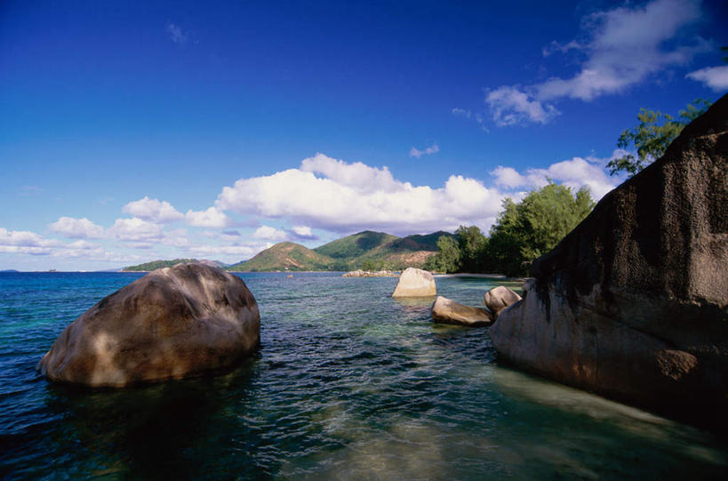 无人,横图,室外,白天,正面,旅游,度假,海浪,海洋,石头,美景,沙滩,树林,植物,非洲,塞舌尔,沙子,石子,海岸,景观,浪花,水平线,云,云朵,辽阔,海平线,沙地,云彩,娱乐,树,树木,蓝色,绿色,白云,蓝天,天空,自然,海水,天,享受,休闲,广阔,景色,放松,生长,晴朗,成长,一望无际,自然风光,海景,塞舌尔共和国,阿非利加洲,东非,无边无际,一马平川,普拉斯林岛,大海,风浪,海,海水的波动,海滩,近岸浪,石块,岩石,涌浪,晴空,彩图,水天相接,水天一线