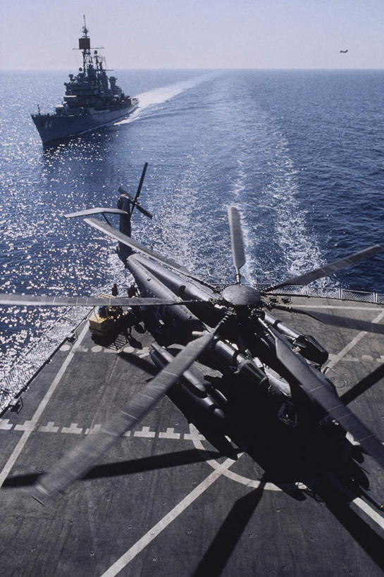 无人,竖图,室外,白天,正面,海浪,海洋,飞机,船,波纹,飞溅,溅,液体,浪花,水滴,水平线,辽阔,海平线,两艘,航空,水珠,蓝色,蓝天,水纹,天空,海水,船尾波,交通工具,波浪,天,广阔,军舰,一架,晴朗,一望无际,甲板,直升机,直升飞机,喷洒,载具,航母,海景,战舰,航空母舰,飞行甲板,军用战舰,战船,万里无云,空母,载机巡洋舰,无边无际,一马平川,大海,风浪,海,海水的波动,近岸浪,涌浪,晴空,晴空万里,彩图,水天相接,水天一线