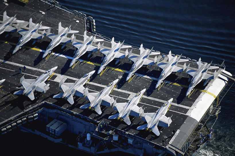 无人,横图,俯视,室外,白天,海浪,海洋,道路,路,公路,船,一艘,许多,阴影,波纹,飞溅,溅,光线,液体,影子,浪花,水滴,分界线,停车线,交通,水珠,排列,水纹,阳光,海水,船尾波,波浪,军舰,空军,车行道,车行道分界线,甲板,战斗机,喷洒,航母,标线,海景,轰炸机,战舰,航空母舰,军用机,飞行甲板,军用战斗机,军用战舰,车行线,战船,摆列,空母,载机巡洋舰,大海,风浪,海,海水的波动,近岸浪,涌浪,马路,彩图,高角度拍摄,布列,分列