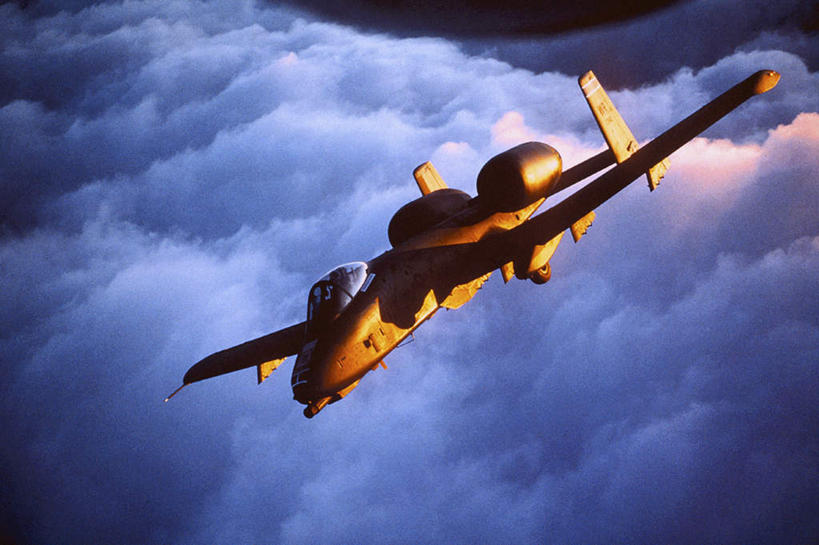 无人,横图,俯视,航拍,室外,白天,飞机,美国,一艘,飞翔,阴影,飞行,光线,影子,云,云朵,翱翔,云彩,飞,白云,阳光,空军,北美,北美洲,鸟瞰,美洲,美军,攻击机,A-10攻击机,A-10雷电攻击机,北亚美利加洲,亚美利加洲,彩图,高角度拍摄