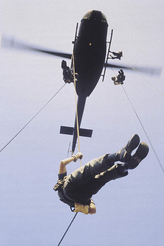 西方人,一个人,竖图,室外,白天,仰视,欧洲,美国,欧洲人,仅一个男性,仅一个人,阴影,朦胧,模糊,飞行,光线,影子,仅一个年轻男性,蓝色,蓝天,天空,阳光,天,运输,空军,一架,晴朗,直升机,北美,北美洲,下降,迷彩服,美洲,军服,降落,军用机,运输机,美军,军用战斗机,军用运输器,万里无云,UH-1直升机,北亚美利加洲,亚美利加洲,降低,下跌,下落,伪装服,野战服,作战服,男人,男性,年轻男性,白种人,晴空,晴空万里,彩图,低角度拍摄,全身