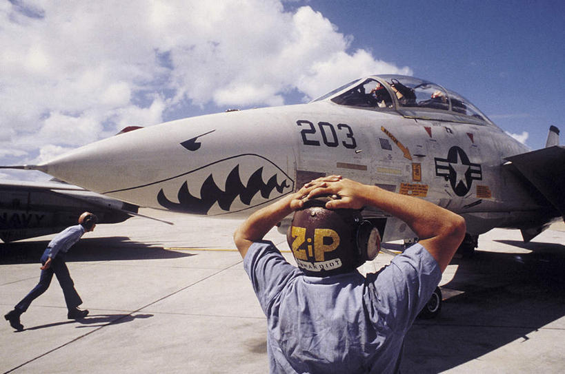 西方人,一个人,地勤人员,机场,站,横图,室外,白天,工作服,制服,飞机场,欧洲,美国,欧洲人,仅一个男性,仅一个人,抱头,阴影,光线,标志,数字,文字,影子,字符,云,云朵,云彩,航空,标识,仅一个年轻男性,背面,蓝色,白云,蓝天,天空,阳光,停机坪,天,站着,运输,阿拉伯数字,空军,一架,晴朗,双手抱头,北美,北美洲,美洲,军用机,美军,军用运输器,F-14D雄猫战斗机,格鲁曼F-14,北亚美利加洲,亚美利加洲,捧首,捧头,工作制服,男人,男性,年轻男性,白种人,晴空,地勤,站立,半身,彩图,工作套服