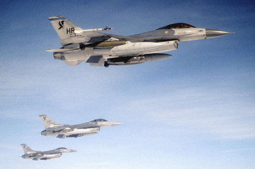 无人,横图,俯视,航拍,室外,白天,飞机,美国,一排,飞翔,阴影,整齐,飞行,光线,影子,云,云朵,翱翔,云彩,飞,排列,蓝色,白云,蓝天,天空,阳光,天,空军,晴朗,战斗机,北美,北美洲,鸟瞰,队列,美洲,军用机,美军,军用战斗机,战隼战斗机,三架,F-16战斗机,F-16战隼战斗机,北亚美利加洲,亚美利加洲,晴空,彩图,高角度拍摄