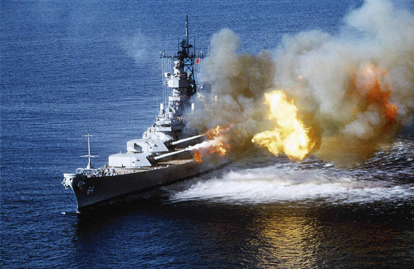 无人,横图,俯视,室外,白天,热情,爆炸,海浪,海洋,船,火,美国,一艘,波纹,飞溅,溅,火焰,液体,浪花,水滴,烟雾,燃烧,水珠,水纹,海水,船尾波,波浪,军舰,北美,北美洲,喷洒,美洲,海军,海景,战舰,战列舰,美军,军用战舰,战船,威斯康星号,威斯康星号战舰,北亚美利加洲,亚美利加洲,威斯康星号战列舰,大海,风浪,海,海水的波动,近岸浪,涌浪,彩图,高角度拍摄