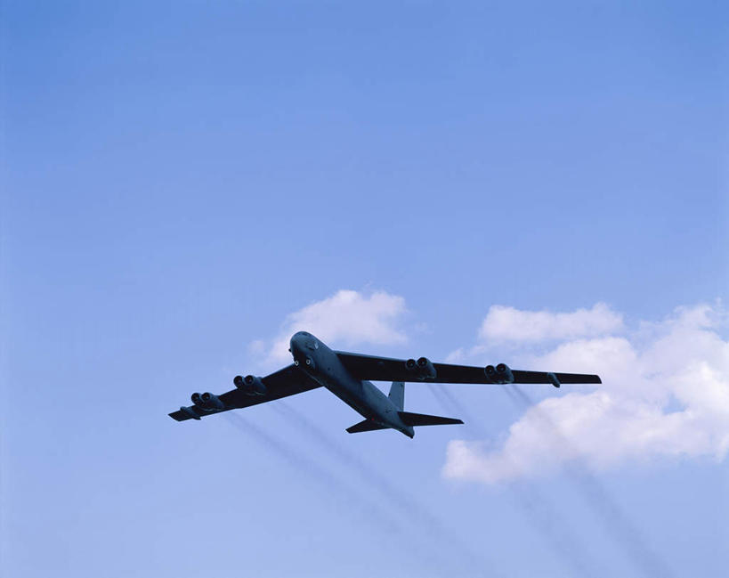 无人,横图,室外,白天,仰视,飞机,美国,飞翔,阴影,飞行,光线,影子,烟雾,云,云朵,翱翔,云彩,飞,蓝色,白云,蓝天,天空,阳光,天,空军,一架,晴朗,污染,废气,战斗机,北美,北美洲,美洲,轰炸机,军用机,飞机尾迹,美军,军用战斗机,尾迹云,机尾云,飞机拉烟,云带,尾迹,B-52同温层堡垒轰炸机,B-52轰炸机,北亚美利加洲,亚美利加洲,机尾迹,飞机尾气,堡垒轰炸机,晴空,彩图,低角度拍摄