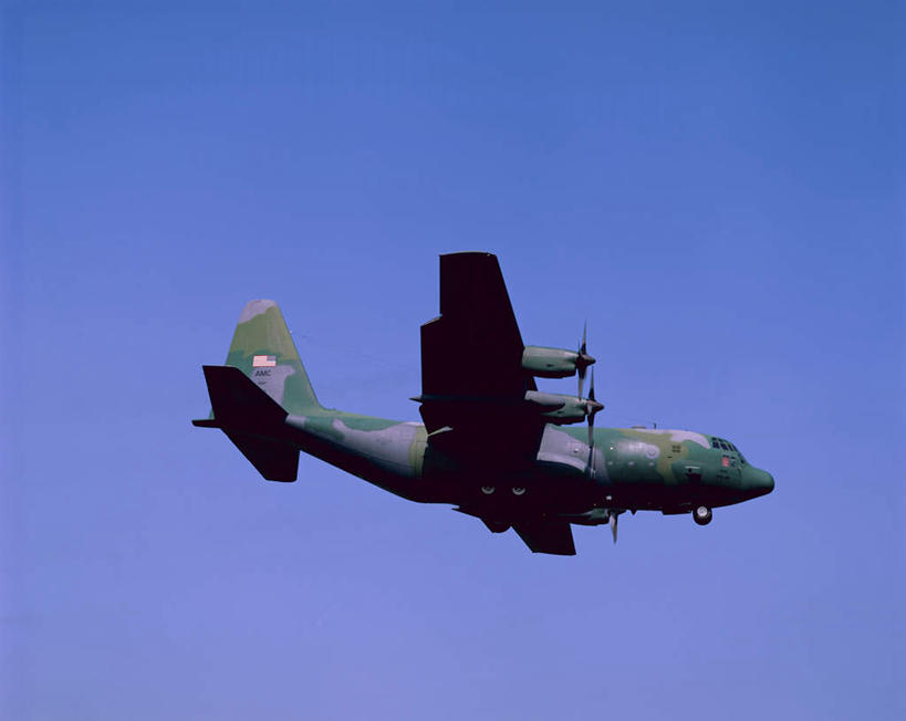 无人,横图,室外,白天,仰视,飞机,美国,飞翔,阴影,飞行,光线,影子,翱翔,飞,蓝色,蓝天,天空,阳光,天,运输,空军,一架,晴朗,直升机,战斗机,北美,北美洲,美洲,军用机,大力神运输机,运输机,美军,军用战斗机,万里无云,C-130大力神运输机,北亚美利加洲,亚美利加洲,晴空,晴空万里,彩图,低角度拍摄