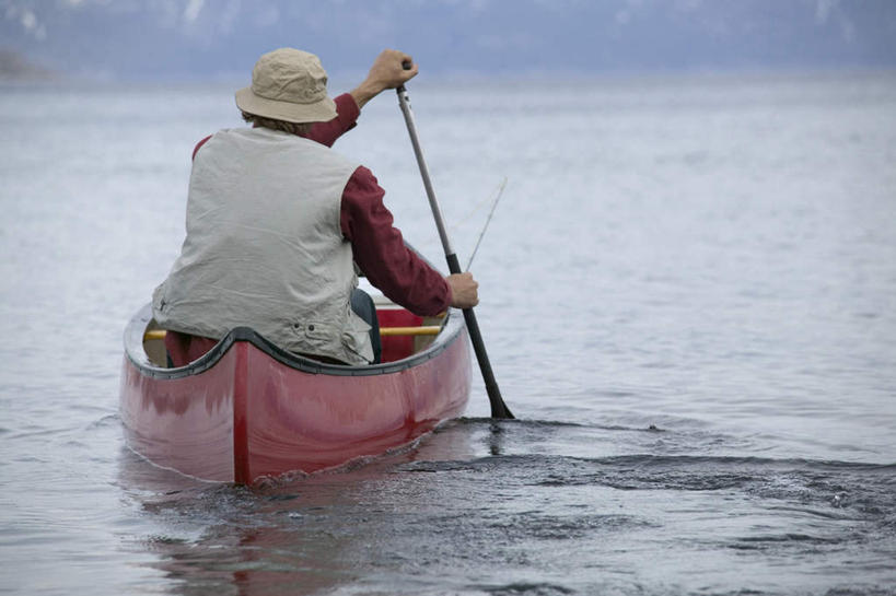 划船,皮划艇,西方人,一个人,坐,横图,室外,白天,锻炼,旅游,度假,运动,湖,湖泊,水,船,帽子,欧洲,欧洲人,仅一个男性,仅一个人,仅一个中年男性,握,波纹,服装,船桨,湖面,水流,水面,涟漪,休闲装,娱乐,背面,衣服,水纹,遮阳帽,交通工具,波浪,湖水,享受,休闲,休闲服,放松,握着,服饰,渔夫帽,载具,室外运动,户外运动,水晕,荡舟,男人,男性,中年男性,白种人,坐着,彩图,全身,健身