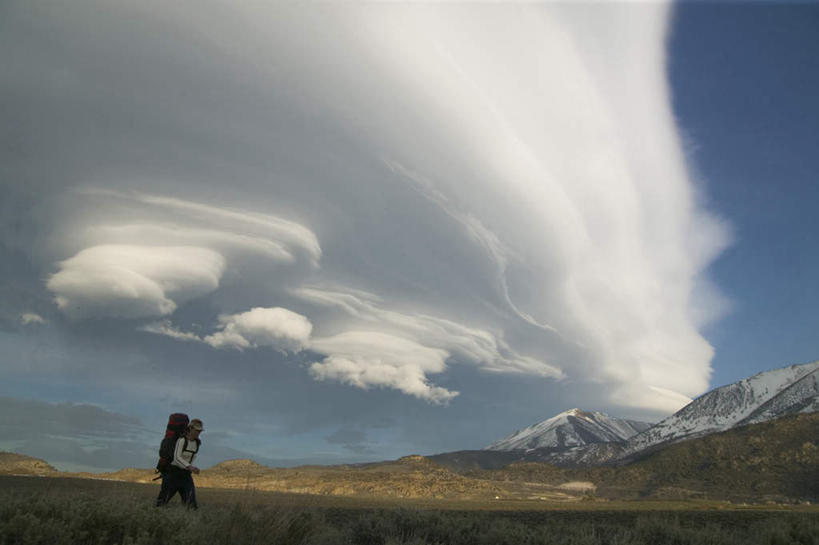 西方人,一个人,站,横图,室外,白天,仰视,锻炼,旅游,度假,运动,草地,草坪,山,雪,雪山,植物,大雪,欧洲,欧洲人,仅一个男性,仅一个人,握,阴影,服装,光线,包,影子,冰,积雪,山峰,雪景,云,云朵,冬季,冬天,山峦,拿,云彩,旅行包,拿着,注视,休闲装,娱乐,草,仅一个年轻男性,衣服,蓝色,绿色,白云,蓝天,天空,阳光,背包,天,观察,看,站着,享受,休闲,休闲服,放松,寒冷,握着,服饰,晴朗,观看,察看,冰冷,关注,室外运动,户外运动,严寒,旅游包,冰凉,酷寒,凛冽,凛凛,极冷,飞碟云,荚状高积云,荚状云,男人,男性,年轻男性,白种人,晴空,站立,彩图,低角度拍摄,全身,健身,双肩包