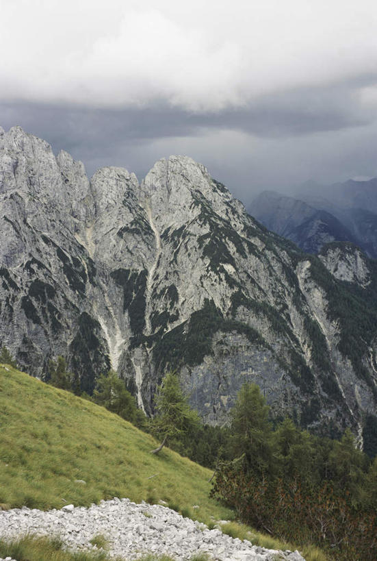 无人,竖图,室外,白天,正面,旅游,度假,草地,草坪,石头,美景,山,山脉,植物,雾,欧洲,斯洛文尼亚,朦胧,模糊,石子,景观,山峰,云,云朵,山峦,云彩,娱乐,草,树,树木,绿色,白云,自然,群山,享受,休闲,景色,放松,生长,成长,迷雾,自然风光,中欧,斯洛文尼亚共和国,石块,岩石,大雾,彩图