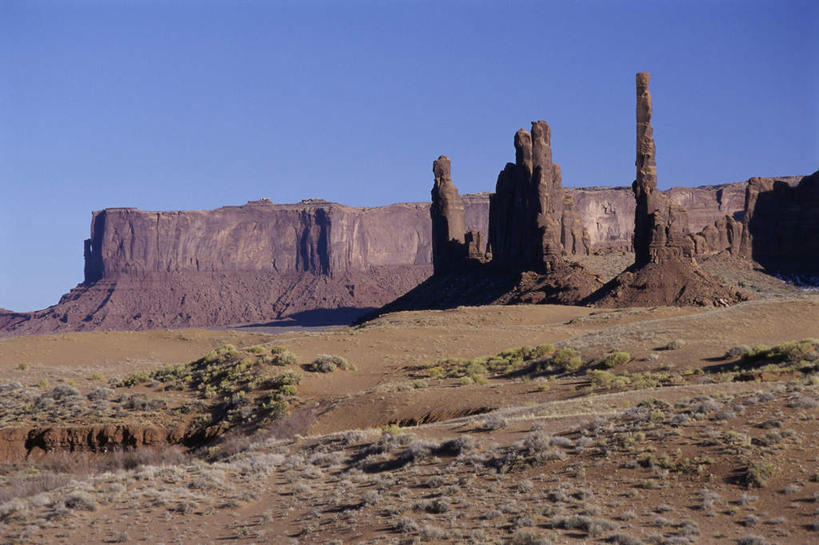 无人,横图,室外,白天,正面,旅游,度假,石头,美景,沙漠,山,山脉,植物,美国,阴影,枯萎,光线,石子,影子,景观,山峰,枯草,山峦,娱乐,草,黄色,蓝色,蓝天,天空,阳光,自然,群山,天,享受,休闲,景色,放松,晴朗,亚利桑那,北美,北美洲,自然风光,美洲,亚利桑那州,万里无云,纪念碑山谷,纪念碑谷,纪念碑山谷公园,纪念谷,大峡谷之州,北亚美利加洲,亚美利加洲,纪念碑谷纳瓦霍部落公园,大漠,砂漠,石块,岩石,晴空,晴空万里,彩图