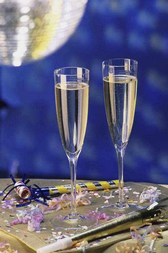 葡萄酒,无人,竖图,室内,特写,白天,正面,奢侈,游戏,快乐,桌子,杯子,玩具,阴影,朦胧,模糊,反射,高脚杯,影子,两杯,浪漫,玩,娱乐,玻璃制品,酒,饮料,酒杯,香槟,休闲,诱惑,活动,发泄,消遣,智力,玩具吹卷,香槟杯,宣泄,气泡酒,起泡酒,汽酒,吹卷,玻璃杯,玩耍,嬉戏,彩图,高兴,欢笑