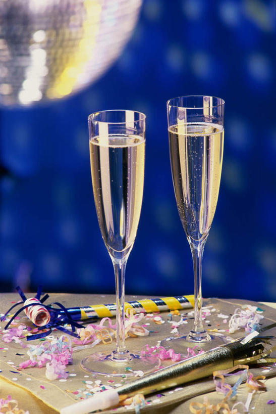 葡萄酒,无人,竖图,室内,特写,白天,正面,奢侈,游戏,快乐,桌子,杯子,玩具,阴影,朦胧,模糊,反射,高脚杯,影子,两杯,浪漫,玩,娱乐,玻璃制品,酒,饮料,酒杯,香槟,休闲,诱惑,活动,发泄,消遣,智力,玩具吹卷,香槟杯,宣泄,气泡酒,起泡酒,汽酒,吹卷,玻璃杯,玩耍,嬉戏,彩图,高兴,欢笑