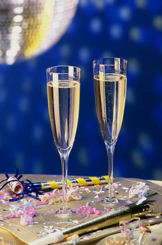 葡萄酒,无人,竖图,室内,特写,白天,正面,奢侈,游戏,快乐,桌子,杯子,玩具,阴影,朦胧,模糊,反射,高脚杯,影子,两杯,浪漫,玩,娱乐,玻璃制品,酒,饮料,酒杯,香槟,休闲,诱惑,活动,发泄,消遣,智力,玩具吹卷,香槟杯,宣泄,气泡酒,起泡酒,汽酒,吹卷,玻璃杯,玩耍,嬉戏,彩图,高兴,欢笑