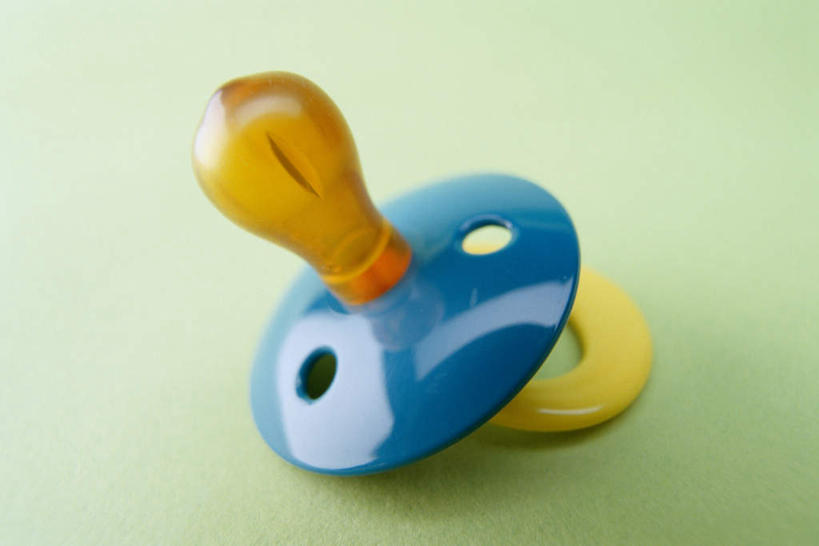 无人,横图,室内,特写,白天,正面,静物,绿色背景,阴影,反射,影子,塑胶,黄色,摄影,塑胶制品,影棚,奶嘴,婴儿用品,安抚,抚慰,安抚奶嘴,彩图,影棚拍摄,拍摄