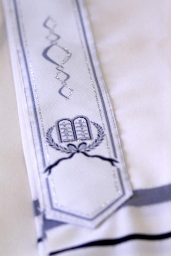 无人,竖图,俯视,室内,特写,白天,静物,刺绣,阴影,服装,节日,艺术,反射,影子,手工艺品,文化,衣服,工艺品,祈祷,健康,许愿,宗教,服饰,信仰,纪念,祈求,高雅,衣着,穿着,自信心,品位,衣饰,平安,彩图,高角度拍摄,女红,针绣,针黹,黹