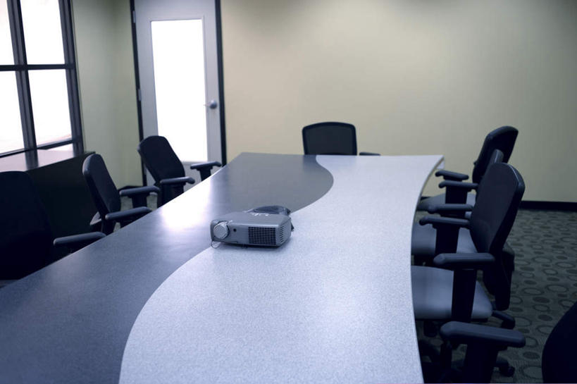 无人,办公室,横图,室内,白天,正面,仪器,家具,门,桌子,椅子,一排,许多,阴影,整齐,反射,影子,办公桌,墙,投影仪,设备,墙壁,墙面,排列,会议椅,门框,办公椅,队列,投影机,办公家具,商务椅,培训椅,彩图