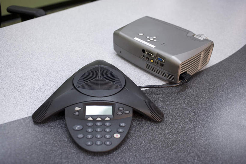 无人,办公室,打电话,横图,俯视,室内,特写,白天,显示器,仪器,家具,桌子,静物,电话,椅子,阴影,反射,屏幕,影子,办公桌,投影仪,设备,通讯设备,显示屏,两个,会议椅,办公椅,投影机,输出设备,会议电话,办公家具,商务椅,培训椅,交流,电话机,沟通,通话,彩图,高角度拍摄