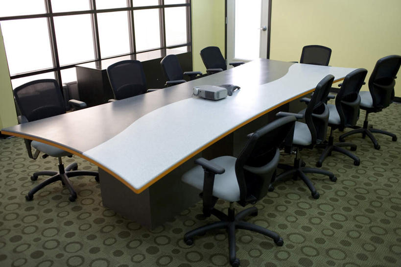 无人,办公室,打电话,横图,室内,白天,正面,显示器,仪器,地毯,家具,门,桌子,电话,椅子,一排,许多,阴影,整齐,装饰,编织,反射,屏幕,影子,手工艺品,办公桌,墙,投影仪,织物,设备,通讯设备,显示屏,墙壁,墙面,排列,会议椅,工艺品,门框,华丽,修饰,办公椅,点缀,队列,投影机,输出设备,会议电话,办公家具,衬托,美观,雅致,雅观,商务椅,培训椅,交流,电话机,沟通,通话,彩图