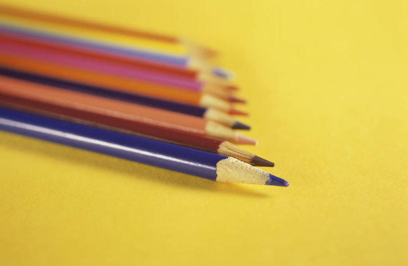 无人,横图,室内,特写,白天,正面,静物,一排,许多,阴影,黄色背景,朦胧,模糊,整齐,反射,笔,影子,办公用品,文具,排列,铅笔,学习用品,摄影,影棚,文具用品,队列,彩图,影棚拍摄,拍摄,彩色铅笔