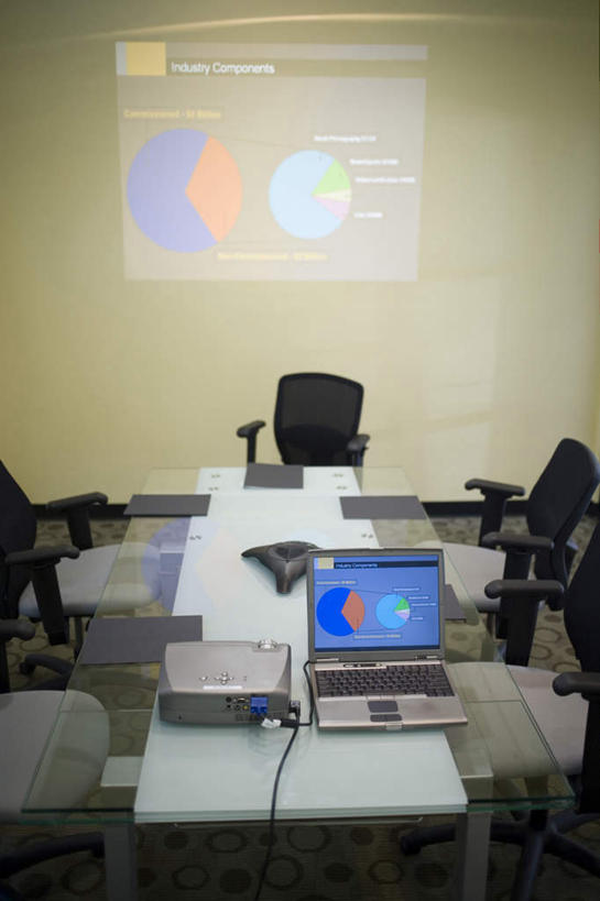 无人,办公室,打电话,竖图,室内,白天,正面,电脑,笔记本电脑,显示器,数据,仪器,窗户,家具,落地窗,桌子,电话,阴影,反射,分析,网络,屏幕,图表,影子,办公桌,墙,投影仪,表格,设备,通讯设备,显示屏,玻璃窗,墙壁,墙面,一台,统计,无线,指标,销售,通信设备,目标,无线网络,投影机,业绩,无线上网,便携式电脑,输出设备,会议电话,办公家具,交流,手提电脑,电话机,沟通,通话,彩图,饼图