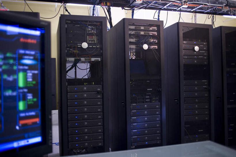 无人,横图,室内,特写,白天,正面,通讯,电脑,数据,阴影,朦胧,模糊,反射,传输,网络,标志,文字,影子,字符,字母,墙,输入设备,通讯设备,标识,开关,墙壁,墙面,按钮,台式电脑,光驱,网线,主机,机箱,通信设备,水晶头,光盘驱动器,线缆,彩图