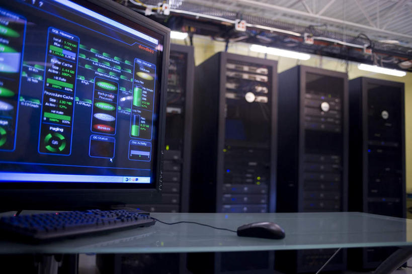 无人,横图,室内,特写,白天,正面,通讯,电脑,鼠标,数据,阴影,朦胧,模糊,反射,传输,网络,标志,文字,影子,字符,字母,墙,输入设备,通讯设备,标识,开关,墙壁,墙面,按钮,台式电脑,光驱,网线,主机,机箱,通信设备,水晶头,光盘驱动器,线缆,彩图