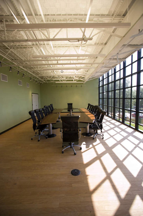 无人,办公室,会议室,打电话,竖图,室内,白天,正面,显示器,窗户,地板,家具,落地窗,天花板,桌子,电话,椅子,一排,许多,阴影,整齐,反射,屏幕,影子,办公桌,墙,地面,通讯设备,显示屏,木地板,玻璃窗,墙壁,墙面,排列,会议椅,办公椅,队列,输出设备,会议电话,办公家具,商务椅,培训椅,交流,电话机,沟通,通话,彩图