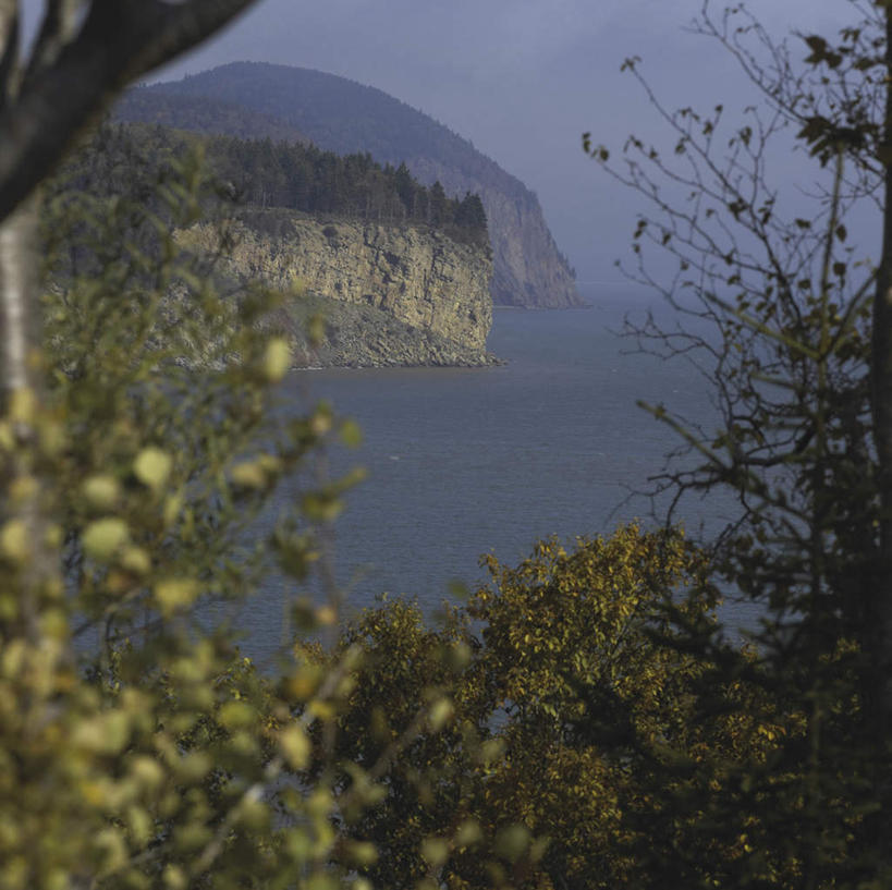 无人,横图,室外,白天,正面,旅游,度假,海浪,海洋,美景,山,山脉,植物,加拿大,阴影,光线,影子,景观,浪花,山峰,山峦,娱乐,树,树木,蓝色,绿色,蓝天,天空,阳光,自然,海水,群山,天,享受,休闲,景色,放松,生长,晴朗,成长,北美,北美洲,自然风光,美洲,海景,万里无云,北亚美利加洲,亚美利加洲,新不伦瑞克,新不伦瑞克省,大海,风浪,海,海水的波动,近岸浪,涌浪,晴空,晴空万里,彩图,阿尔马