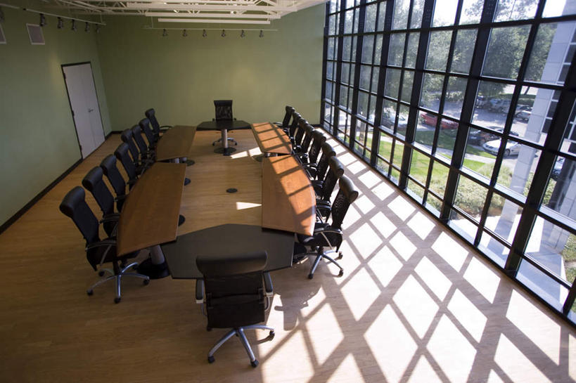 无人,办公室,会议室,打电话,横图,俯视,室内,白天,显示器,窗户,地板,家具,落地窗,天花板,桌子,电话,椅子,一排,许多,阴影,整齐,反射,屏幕,影子,办公桌,墙,地面,通讯设备,显示屏,木地板,玻璃窗,墙壁,墙面,排列,会议椅,办公椅,队列,输出设备,会议电话,办公家具,商务椅,培训椅,交流,电话机,沟通,通话,彩图,高角度拍摄