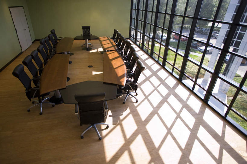 无人,办公室,会议室,打电话,横图,俯视,室内,白天,显示器,窗户,地板,家具,落地窗,天花板,桌子,电话,椅子,一排,许多,阴影,整齐,反射,屏幕,影子,办公桌,墙,地面,通讯设备,显示屏,木地板,玻璃窗,墙壁,墙面,排列,会议椅,办公椅,队列,输出设备,会议电话,办公家具,商务椅,培训椅,交流,电话机,沟通,通话,彩图,高角度拍摄