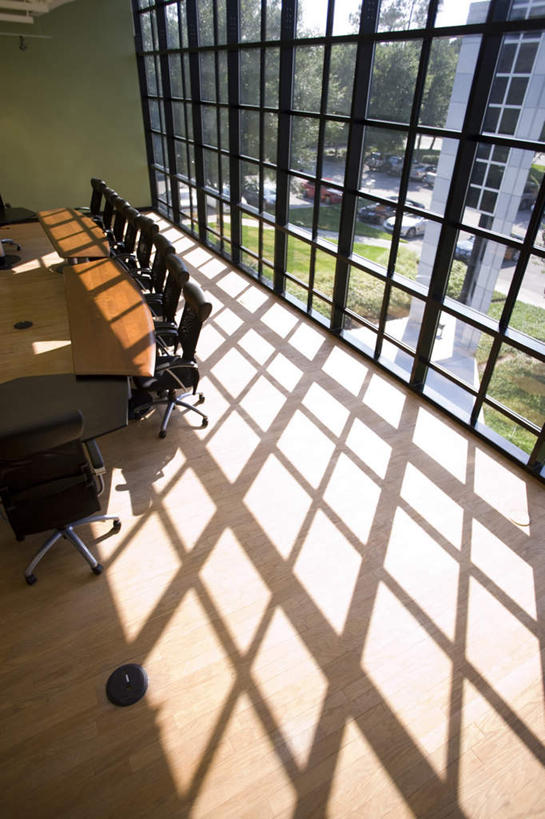 无人,办公室,会议室,打电话,竖图,俯视,室内,白天,显示器,窗户,地板,家具,落地窗,天花板,桌子,电话,椅子,一排,许多,阴影,整齐,反射,屏幕,影子,办公桌,墙,地面,通讯设备,显示屏,木地板,玻璃窗,墙壁,墙面,排列,会议椅,办公椅,队列,输出设备,会议电话,办公家具,商务椅,培训椅,交流,电话机,沟通,通话,彩图,高角度拍摄