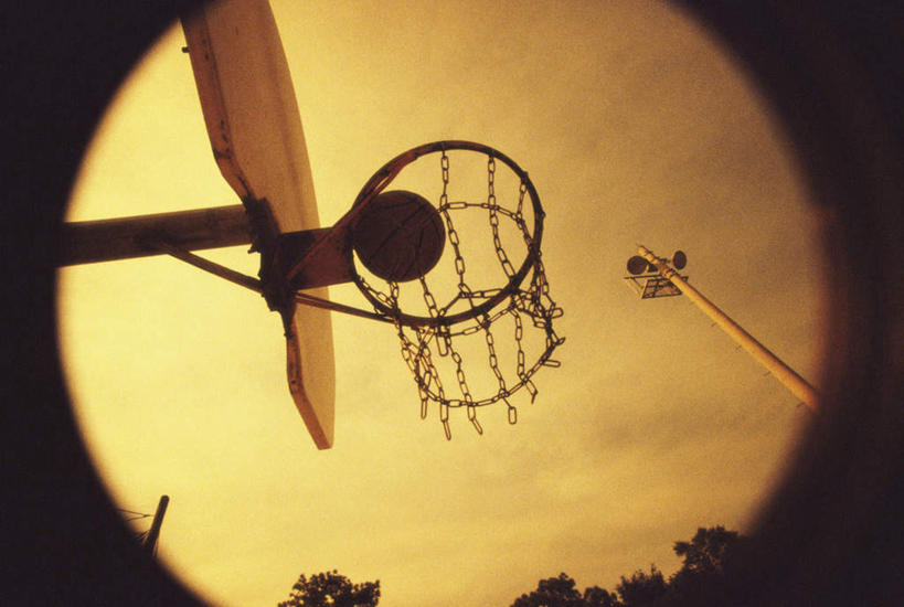 无人,横图,室外,白天,仰视,篮球,日落,植物,路灯,照明,篮球框,晚霞,霞光,落日,篮球场,球场,灯光,篮球装备,运动器械,场地,灯,树,树木,一个,绿色,自然,黄昏,健身器械,篮球网,彩霞,生长,单个,成长,照亮,镜头,照明设备,健身器材,篮球运动,篮球板,夕照,夕阳,彩图,低角度拍摄,篮球场地,斜阳,运动器材