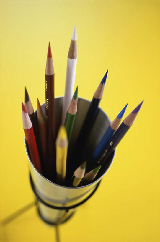 无人,竖图,俯视,室内,特写,白天,静物,玻璃,许多,阴影,黄色背景,反射,笔,影子,办公用品,玻璃制品,文具,排列,一个,玻璃瓶,瓶子,铅笔,学习用品,摄影,影棚,单个,文具用品,广口瓶,摆列,彩图,高角度拍摄,影棚拍摄,拍摄,布列,分列,彩色铅笔