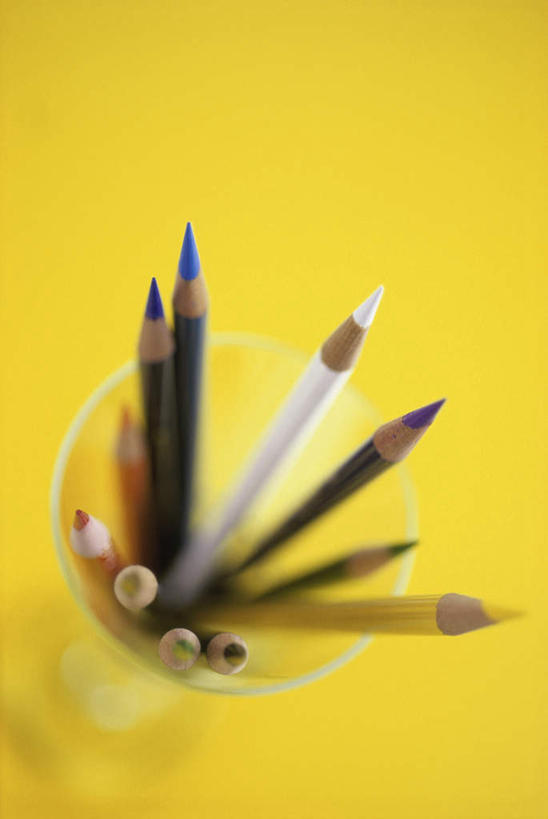 无人,竖图,俯视,室内,特写,白天,静物,玻璃,许多,阴影,黄色背景,朦胧,模糊,反射,笔,影子,办公用品,玻璃制品,文具,排列,一个,玻璃瓶,瓶子,铅笔,学习用品,摄影,影棚,单个,文具用品,广口瓶,摆列,彩图,高角度拍摄,影棚拍摄,拍摄,布列,分列,彩色铅笔