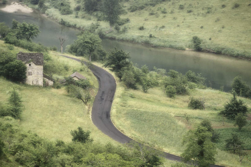 无人,家,横图,俯视,航拍,室外,白天,旅游,度假,草地,草坪,河流,美景,树林,水,植物,法国,欧洲,阴影,光线,影子,房屋,屋子,河水,景观,水流,娱乐,楼房,住宅,草,树,树木,绿色,阳光,自然,享受,休闲,景色,放松,生长,成长,鸟瞰,自然风光,法兰西共和国,法兰西第五共和国,塔恩河,彩图,高角度拍摄,房子