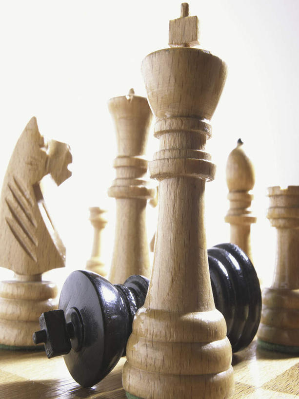 无人,竖图,室内,特写,白天,白色背景,正面,游戏,快乐,比赛,竞争,马,静物,阴影,朦胧,模糊,反射,影子,玩,娱乐,骑士,白色,黑色,象棋,休闲,棋子,棋盘,国际象棋,益智,摄影,影棚,活动,摔倒,国王,发泄,消遣,智力,皇后,宣泄,玩耍,嬉戏,彩图,影棚拍摄,拍摄,后,王