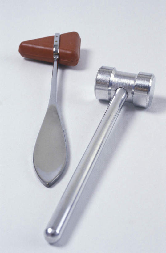 无人,竖图,俯视,室内,特写,白天,白色背景,静物,敲打,阴影,反射,锤子,工具,榔头,影子,两个,摄影,影棚,五金,医疗设备,诊断,变形,紧固,矫正,医疗器械,塑形,牢固,叩诊锤,判断,彩图,高角度拍摄,影棚拍摄,拍摄