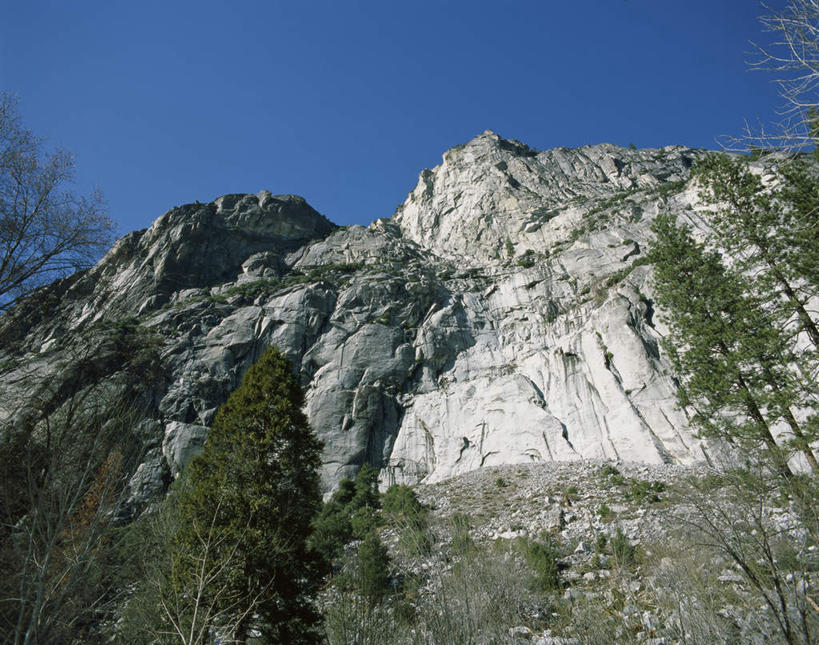 无人,公园,横图,室外,白天,仰视,旅游,度假,石头,美景,山,山脉,植物,美国,阴影,光线,石子,影子,景观,山峰,山峦,娱乐,树,树木,蓝色,绿色,蓝天,天空,阳光,自然,群山,天,享受,休闲,景色,放松,生长,晴朗,成长,北美,北美洲,国家公园,加利福尼亚,自然风光,约塞米蒂国家公园,美洲,加州,加利福尼亚州,万里无云,优胜美地国家公园,金州,黄金州,北亚美利加洲,亚美利加洲,美国尤塞米提国家公园,优山美地,约瑟米提国家公园,石块,岩石,晴空,晴空万里,彩图,低角度拍摄