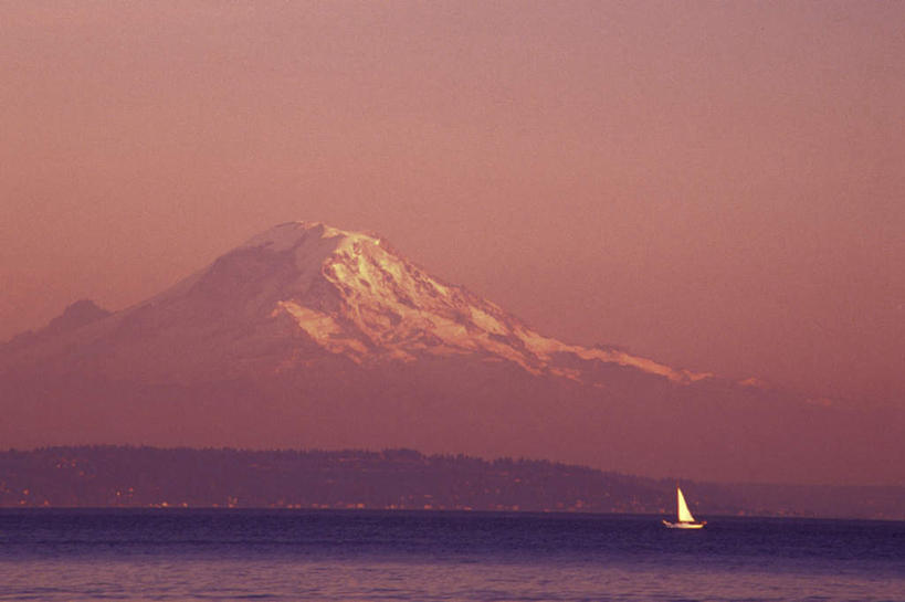 帆船,无人,横图,室外,白天,正面,旅游,度假,海浪,海洋,火山,石头,美景,日落,山,雪,雪山,大雪,船,华盛顿,美国,一艘,石子,冰,积雪,景观,浪花,山顶,山峰,晚霞,霞光,雪景,冬季,冬天,落日,山峦,娱乐,自然,海水,黄昏,交通工具,享受,休闲,景色,彩霞,放松,寒冷,冰冷,北美,北美洲,自然风光,载具,美洲,海景,华盛顿州,西雅图,雷尼尔山,雷尼尔山国家公园,瑞尼尔山国家公园,常绿之州,常青州,北亚美利加洲,亚美利加洲,严寒,冰凉,酷寒,凛冽,凛凛,极冷,绿宝石城,翡翠之城,雨城,常绿之城,阿拉斯加门户,女王之城,喷气机之城,常青城,颠峰,极峰,夕照,瑞尼尔山,大海,风浪,海,海水的波动,活火山,近岸浪,石块,岩石,涌浪,夕阳,彩图,斜阳