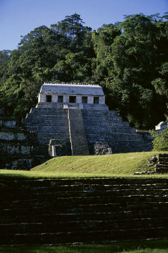 无人,竖图,室外,白天,正面,旅游,度假,草地,草坪,石头,名胜古迹,植物,地标,墨西哥,阴影,遗迹,光线,三角形,石子,影子,墙,古迹,历史,文物,娱乐,古建筑,废墟,墙壁,墙面,草,树,树木,蓝色,绿色,蓝天,天空,阳光,自然,天,享受,休闲,旅游胜地,金字塔,放松,生长,晴朗,成长,北美,陵墓,北美洲,玛雅金字塔,美洲,古文明,万里无云,帕伦克,恰帕斯,恰帕斯州,方锥形,北亚美利加洲,亚美利加洲,墨西哥合众国,仙人掌王国,玛雅神庙,帕伦克金字塔,石块,岩石,晴空,晴空万里,彩图,标志性建筑