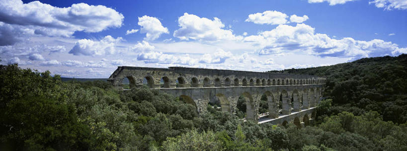 无人,横图,室外,白天,正面,旅游,度假,石头,森林,树林,植物,标志建筑,地标,建筑,法国,欧洲,阴影,光线,石子,影子,云,云朵,桥,云彩,娱乐,建设,石桥,拱桥,栈桥,树,树木,蓝色,绿色,白云,蓝天,天空,阳光,自然,天,享受,休闲,旅游胜地,放松,拱形,生长,晴朗,成长,人行桥,石拱桥,加德桥,法兰西共和国,加尔桥,法兰西第五共和国,加尔省,石块,晴空,彩图