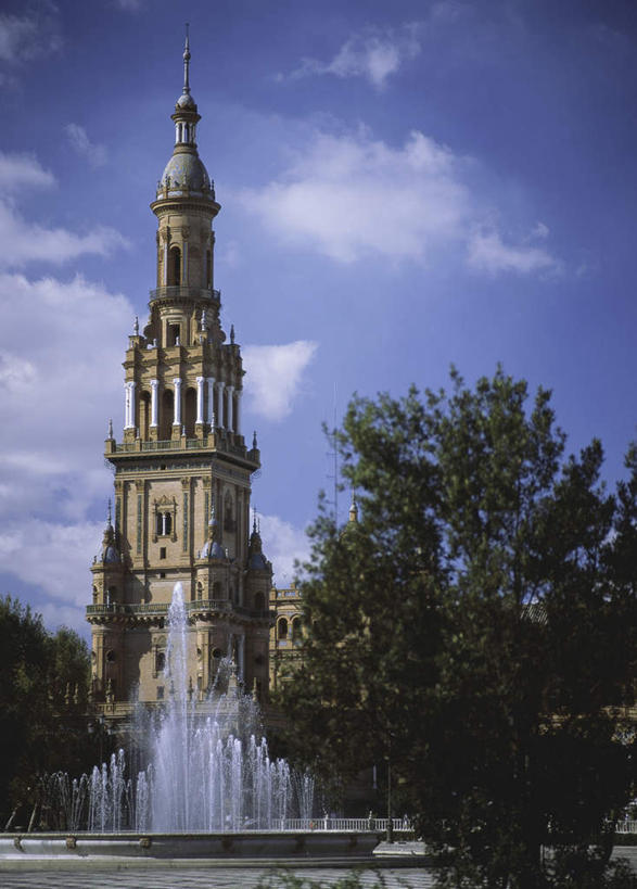 无人,家,竖图,室外,白天,仰视,旅游,度假,植物,标志建筑,地标,建筑,喷泉,西班牙,欧洲,阴影,光线,影子,房屋,屋子,景观,云,云朵,公寓,云彩,文化,娱乐,建设,洋房,楼房,安达卢西亚,塞维利亚,住宅,树,树木,蓝色,绿色,白云,蓝天,天空,阳光,自然,天,品味,享受,休闲,旅游胜地,放松,生长,晴朗,成长,南欧,安达鲁西亚,水景,首府,西班牙王国,美观,安达卢西亚自治区,设计,晴空,彩图,低角度拍摄,房子